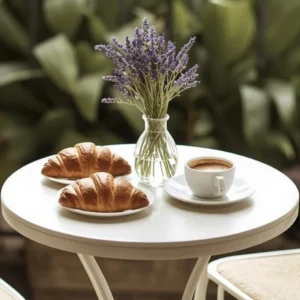 croissants en lavendel op een tafeltje